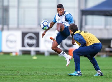 No primeiro treino no Grêmio, Marinho faz gol, jogada de efeito e carimba o travessão