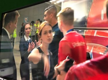 Casemiro é barrado na chegada à Arena Kazan junto com a delegação do Brasil