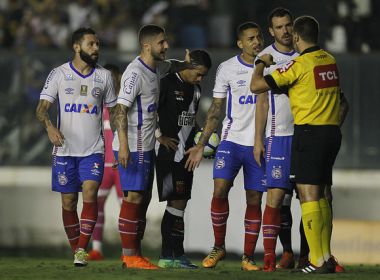 Árbitro de Vasco x Bahia relata invasão de campo e arremesso de objetos no gramado