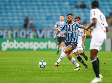 'Me segurei para não chorar', diz Douglas ao voltar a jogar após mais de 500 dias fora