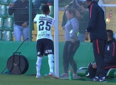 Clayson é punido com dois jogos por atirar água em torcedores da Chapecoense