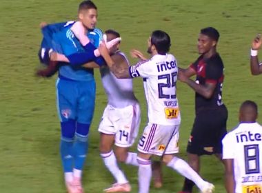 Ao comemorar, Jean arruma confusão com jogadores do Vitória e acaba expulso