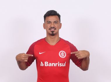 'Meu empenho vai ser máximo com essa camisa', diz Lindoso ao ser oficializado no Inter