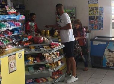 Volante do Grêmio compra leite para mulher que pedia ajuda e imagem viraliza