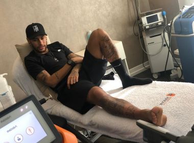 Neymar viaja ao Catar com médicos do PSG para fazer revisão clínica de lesão no pé direito