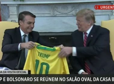 Trump e Bolsonaro trocam camisas de futebol em encontro nos EUA
