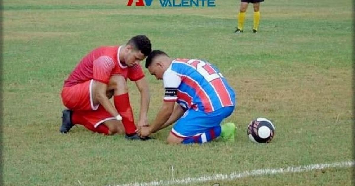 Resultado de imagem para AdversÃ¡rio ajuda jogador que nÃ£o tem mÃ£o a amarrar chuteira