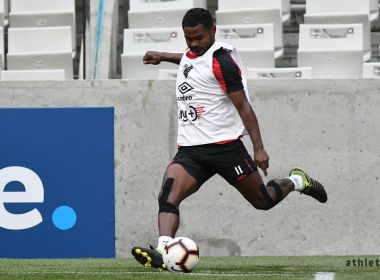 Nas redes sociais, Nikão responde ofensas raciais após vitória do Athletico-PR