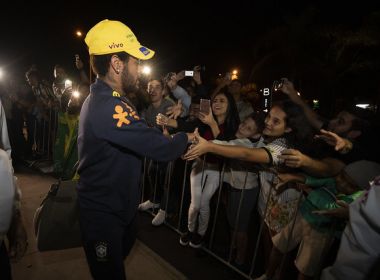 Seleção desembarca com festa em Brasília e Neymar recebe apoio dos torcedores