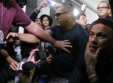 Acusado de agressão e estupro, Neymar depõe em delegacia de SP