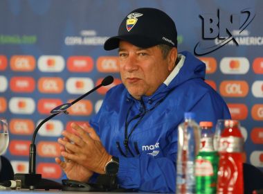 Técnico do Equador pede desculpas após derrota para o Chile e abandona coletiva