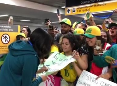 Seleção feminina tem recepção calorosa por torcida no desembarque em São Paulo