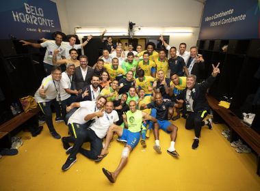 Neymar vai ao vestiário comemorar a classificação do Brasil