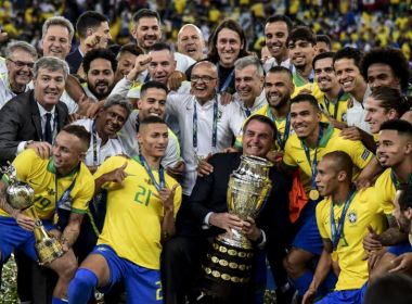 Bolsonaro participa de cerimônia da premiação da Copa América e recebe vaias e aplausos