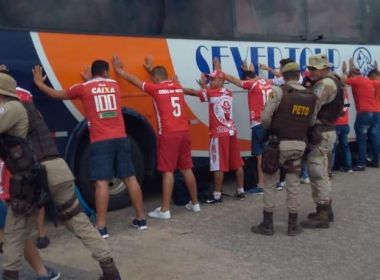 Torcedores do América-RN são detidos pela PM antes de jogo contra o Jacuipense