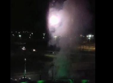 Torcedores do Bahia soltam fogos em frente à concentração do Grêmio durante a noite