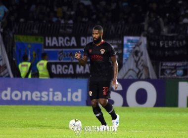 Jogando na Indonésia, zagueiro baiano revela desejo de atuar na dupla Ba-Vi