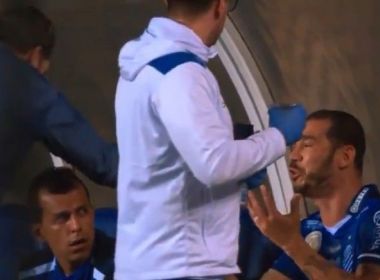 Nilton é substituído no jogo entre CSA e Vasco e chora ao discutir com Argel