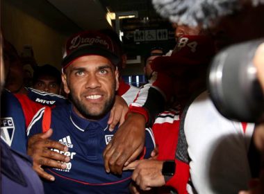 Daniel Alves desembarca na capital paulista com festa da torcida do São Paulo