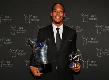 Van Dijk desbanca CR7 e Messi e é eleito melhor jogador da Europa na temporada