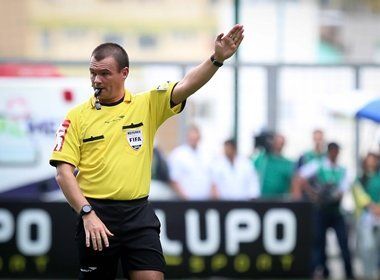 Torcedor do Náutico beija árbitro após pênalti polêmico na comemoração do acesso