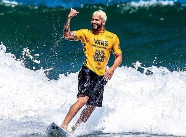 Ítalo Ferreira relata epopeia ao vencer bateria em torneio pré-olímpico surfando de jeans
