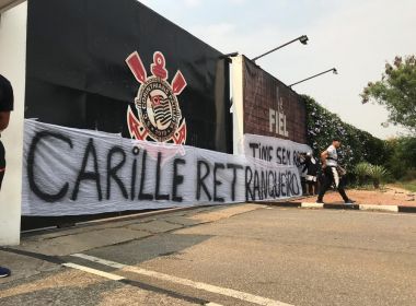 Torcida do Corinthians protesta na porta do CT e critica Fábio Carille: 'Retranqueiro'