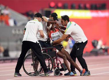 Corredora passa mal e cai na pista no Mundial de Atletismo de Doha