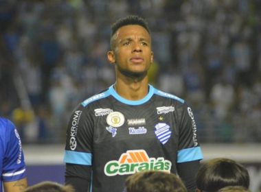 Goleiro do CSA reclama de falta de almoço e talheres no clube e presidente rebate