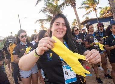 JUBs: Atletas da delegação de Roraima retiram óleo em praia de Stella Maris