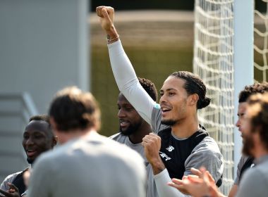 Van Dijk participa de último treino, mas segue como dúvida do Liverpool para final