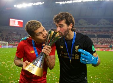 Após vitória do Liverpool, Firmino e Alisson elogiam Flamengo: 'De igual para igual'