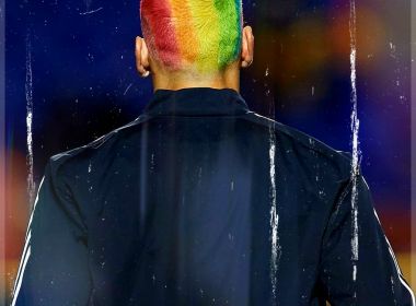 Goleiro argentino pinta cabelo com cores do arco-íris em campanha contra homofobia