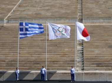 Japão recebe a chama olímpica com portões fechados na Grécia