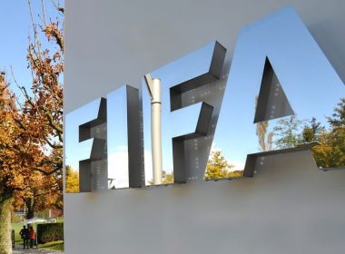 Fifa deve prorrogar contratos de jogadores e ajustar datas das janelas de transferência