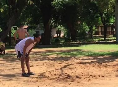 Ronaldinho Gaúcho joga futevôlei com outros detentos no Paraguai; veja vídeo