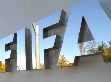 Fifa propõe cinco substituições por time na maratona de jogos após retorno de futebol