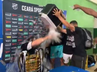 Bicampeão do Nordeste, Guto toma banho de gelo e coletiva é interrompida; veja vídeo
