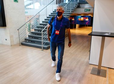 Presidente do Barcelona confirma saída do técnico Quique Setién