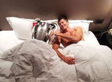 Campeão pelo Bayern, Lewandowski publica foto na cama com a taça da Champions