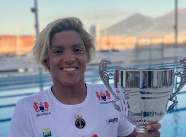 Ana Marcela Cunha comemora conquista da medalha de prata na Travessia Capri-Napoli