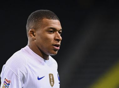 Mbappé não tem interesse em renovar com PSG e comunica clube, diz jornal inglês