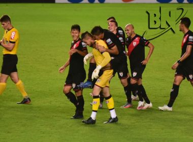 Ex-Bahia, goleiro Jean marca primeiro gol da carreira e garante vitória do Atlético-GO