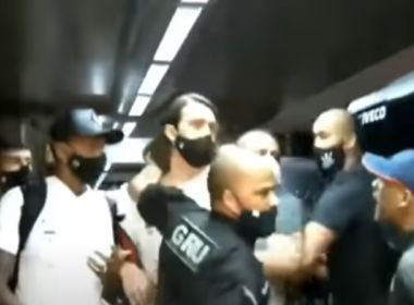 Jogadores do Corinthians são ameaçados por torcedores na chegada em São Paulo; assista
