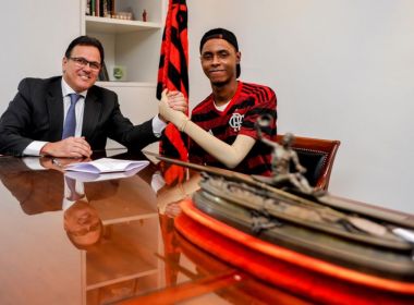 Vítima de incêndio no Ninho do Urubu assina primeiro contrato com o Flamengo