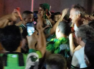 Nos braços da torcida, Lisca comemora classificação do América-MG na Copa do Brasil