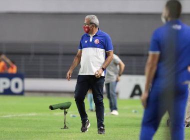 Após estreia com derrota, Hélio dos Anjos aponta falhas do Náutico no revés para o CRB
