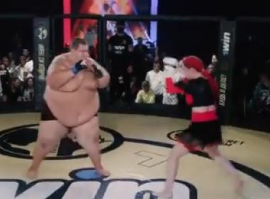 Torneio na Rússia promove luta bizarra entre lutadora de 63kg e youtuber de 240kg
