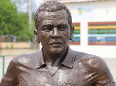 Daniel Alves é homenageado em Juazeiro, sua cidade natal, com estátua na orla