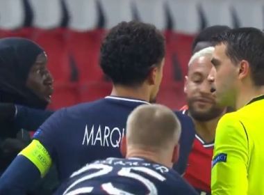 PSG e Istambul Basaksehir deixam o gramado após ofensa racista de árbitro 